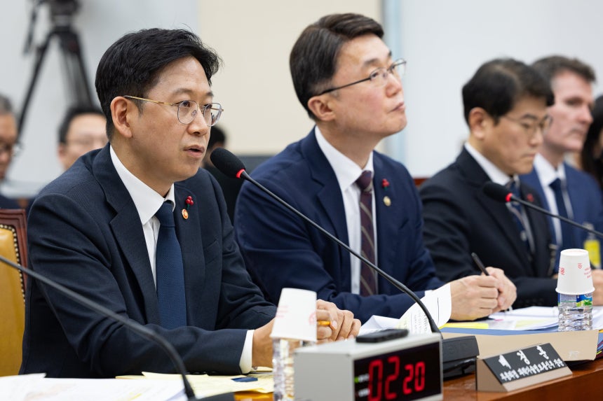 배경훈(왼쪽 첫 번째) 부총리 겸 과학기술정보통신부 장관이 17일 서울 여의도 국회 과학기술정보방송통신위원회에서 열린 쿠팡 개인정보 유출 사고 관련 청문회에서 의원 질의에 답하고 있다./뉴스1