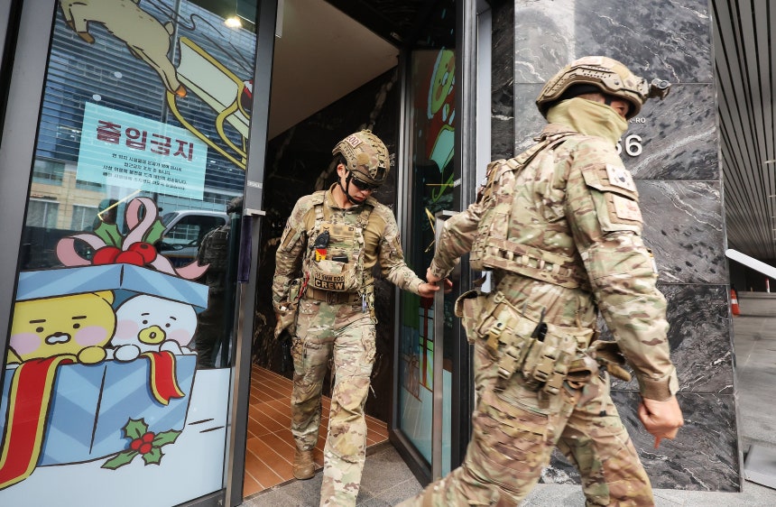 카카오 고객센터에 17일 판교 사옥에 폭발물을 설치했다는 협박성 글이 다시 한번 접수됐다.사진은 지난 15일 경기 성남시 분당구 카카오 판교아지트 건물에 폭파 협박이 있었다는 사측의 신고가 접수돼 경찰과 군이 수색