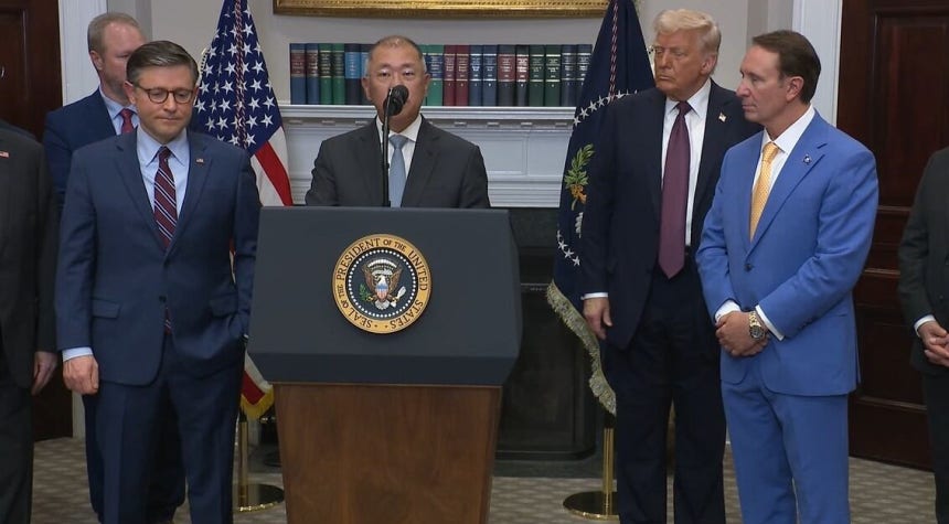 정의선 현대차그룹 회장이 지난 3월 24일(현지 시각) 미국 워싱턴DC 백악관에서 도널드 트럼프 미국 대통령이 지켜보는 가운데 2028년까지 210억 달러 규모의 전략적 재미 투자 계획을 발표하고 있다.그는 이 자