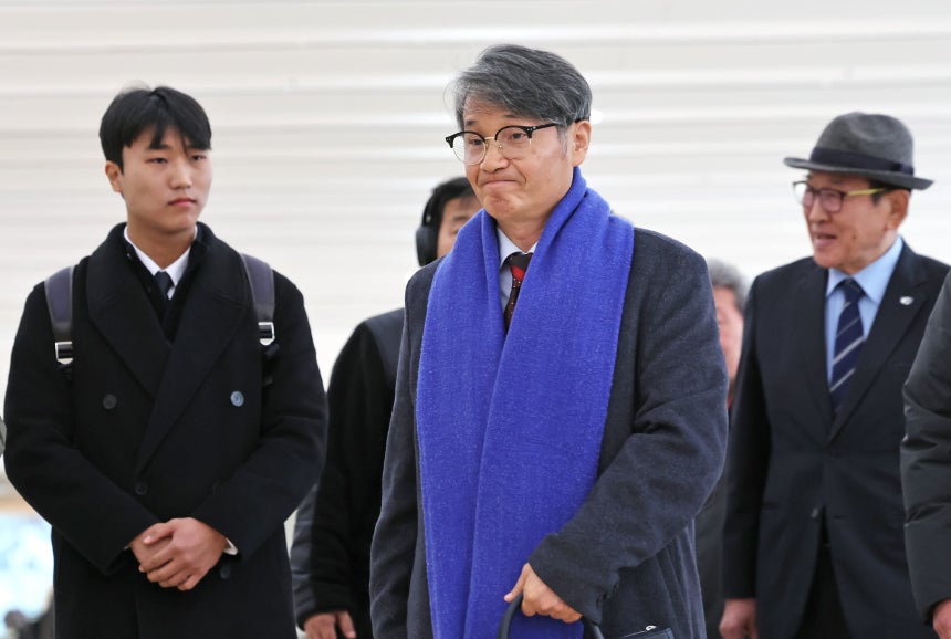 김건희 여사에게 명품 가방을 선물한 것으로 알려진 최재영 목사가 9일 오전 서울 종로구 광화문 KT 빌딩에 위치한 김건희 특검에 참고인 신분으로 출석하고 있다./뉴스1