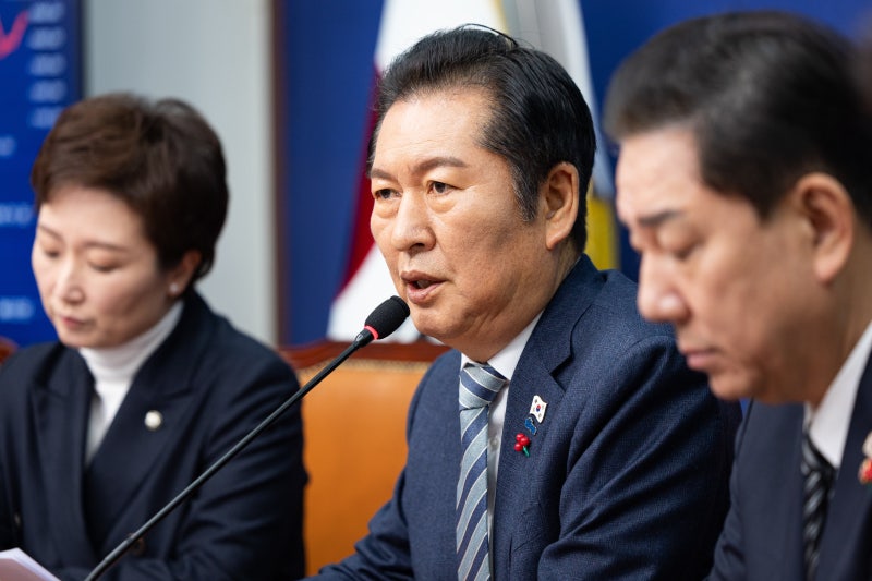 與 “대법원 예규는 꼼수… <b>내란</b>전담<b>재판부법</b> 계획대로 <b>통과</b>시킬 것”