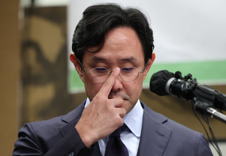 최윤범 고려아연 회장이 지난해 10월 2일 서울 용산구 그랜드하얏트에서 열린 영풍과 MBK와의 경영권 분쟁 관련 기자회견에서 발언을 하던 중 안경을 고쳐쓰고 있다./뉴스1