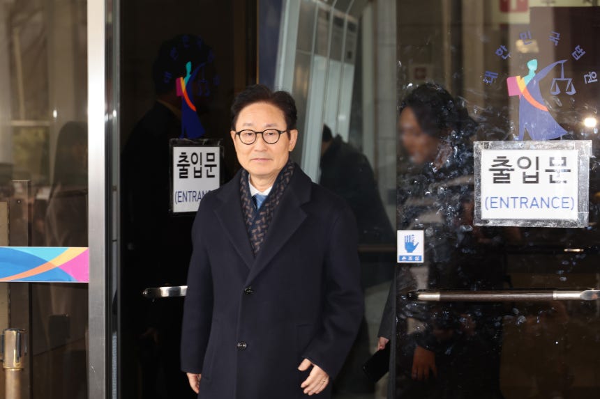 '국회 패스트트랙 충돌' 사건으로 재판에 넘겨진 더불어민주당 박범계 의원이 19일 양천구 서울남부지방법원에서 열린 1심 선고 공판에서 벌금 300만원의 선고유예 판결을 받은 뒤 법정을 나서고 있다./연합뉴스