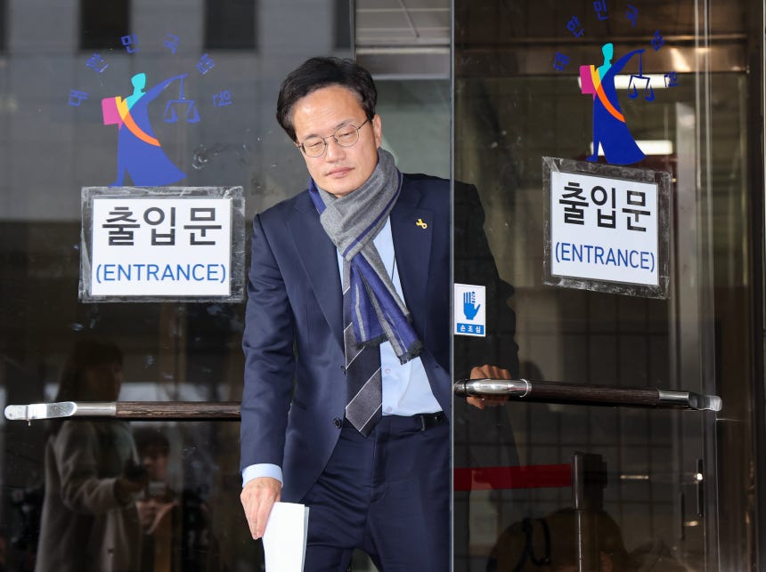 박주민 더불어민주당 의원이 19일 오후 서울 양천구 남부지방법원에서 열린 국회 패스트트랙(신속처리안건) 충돌 사건 관련,폭력 행위 등 처벌에 관한 법률 위반(공동폭행) 혐의 1심 선고 공판에서 벌금 300만 원 선