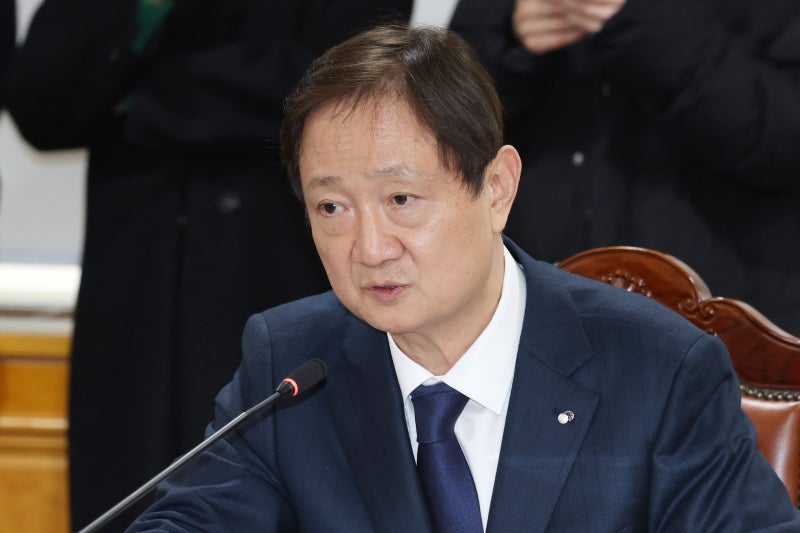 이찬진, <b>금융지주</b> 회장 셀프연임 “개선 방안 마련하고 검사 착수”