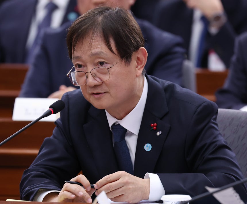 이찬진 금융감독원장이 19일 정부서울청사 별관에서 열린 금융위원회·공정거래위원회 업무보고에서 이재명 대통령 질문에 답하고 있다./연합뉴스