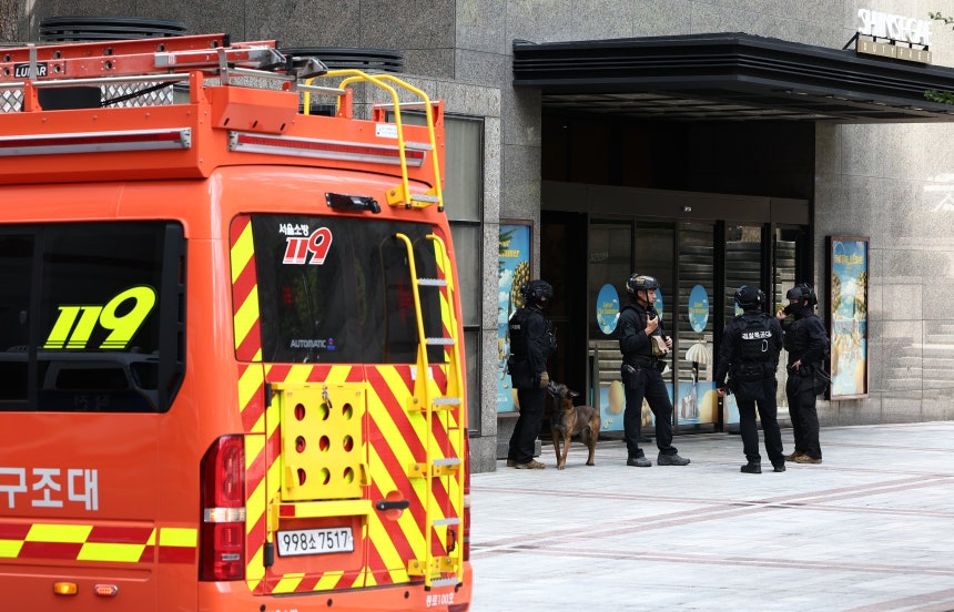 8월 5일 서울 신세계백화점 본점에서 한 인터넷 커뮤니티에 해당 백화점 내부에 폭발물을 설치했다는 협박글이 올라와 경찰특공대 등이 현장에 출동해 조사 중에 있다./뉴스1