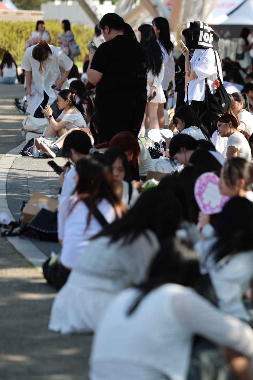 8월 10일 오후 서울 송파구 올림픽 체조경기장 내 폭발물이 설치 됐다는 신고가 들어와 시민들이 대피해 있다./뉴스1