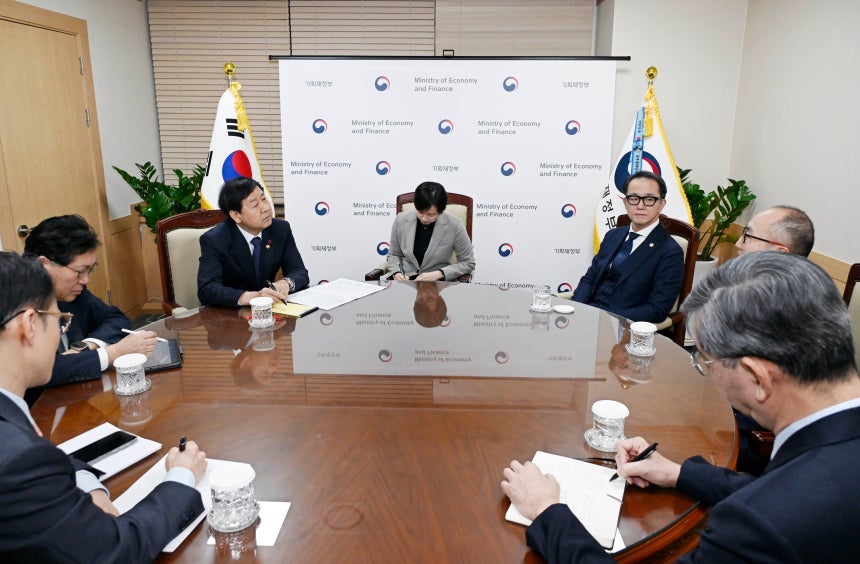 구윤철 경제부총리 겸 기획재정부 장관(사진 왼쪽에서 세 번째)이 18일 오후 서울 종로구 정부서울청사에서 연례협의차 방한한 야수토 와타나베 아세안+3 역내 거시경제 조사기구(AMRO) 소장(사진 왼쪽에서 다섯번째)을