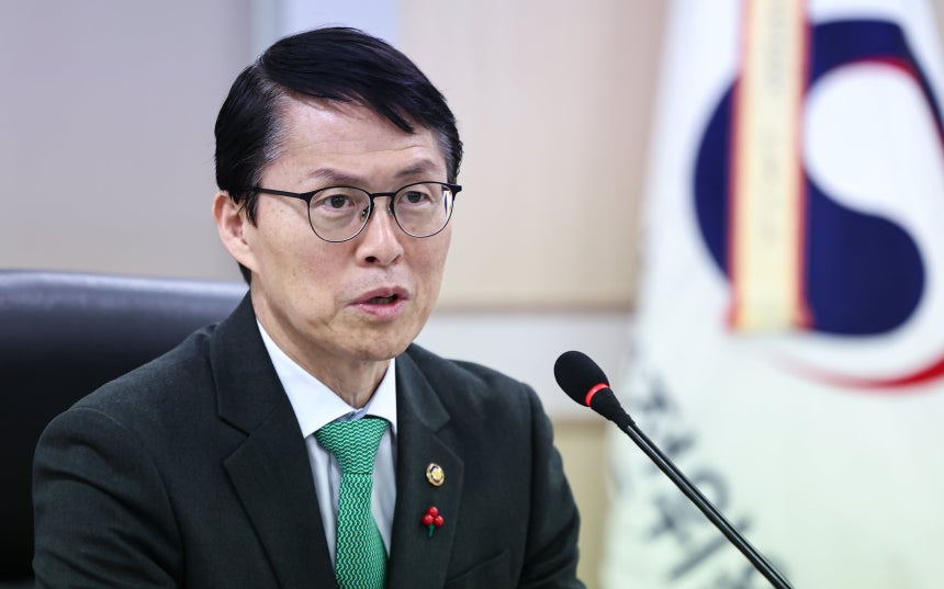 최원호 원자력안전위원회 위원장이 19일 서울 중구 원자력안전위원회에서 열린 제227회 회의에서 모두발언을 하고 있다./뉴스1