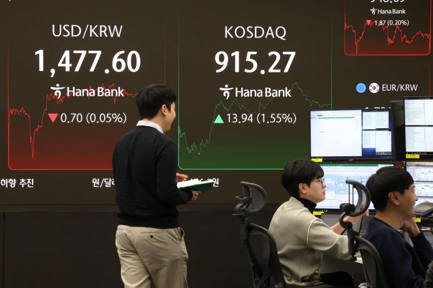 19일 서울 중구 하나은행 딜링룸 현황판에 코스닥 지수가 전일 대비 13.94포인트(1.55%)상승한 915.27을 나타내고 있다./ 뉴스1