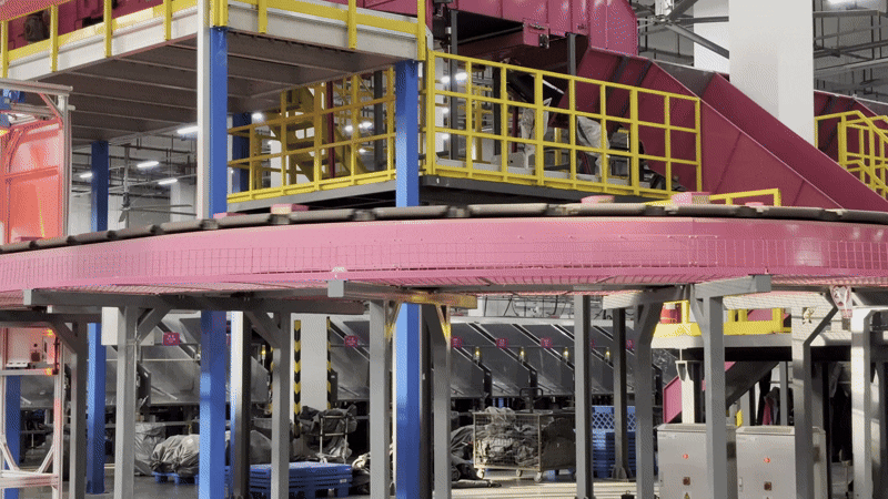 지난 9일 오후 VIP숍 보세창고에 들어서자 약 3m 높이에서 컨베이어벨트가 빠르게 움직이고 있었다.상품은 컨베이어벨트를 타고 끊임없이 움직이며 분류됐고 직원들은 제자리에 선 채 상품 바코드를 찍고 포장하는 등 업