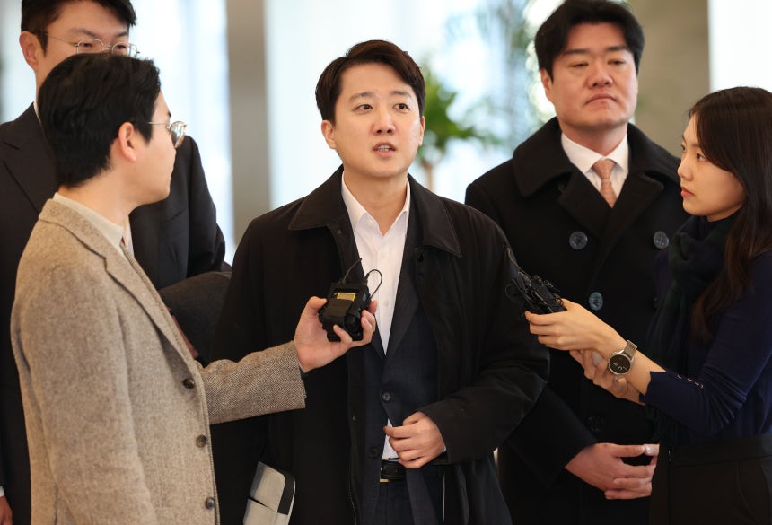 이준석 개혁신당 대표가 21일 윤석열 전 대통령의 공천개입 의혹과 관련한 조사를 받기 위해 피의자 신분으로 김건희 특검에 출석하며 취재진의 질문에 답하고 있다./연합뉴스