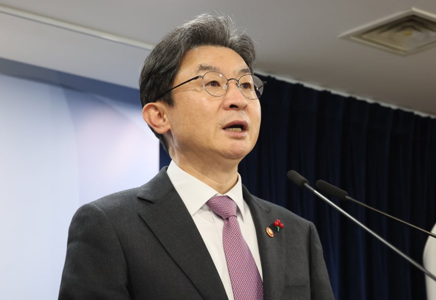 이억원 금융위원장이 지난 19일 서울 종로구 정부서울청사에서 업무보고 사후 브리핑을 하고 있다./연합뉴스