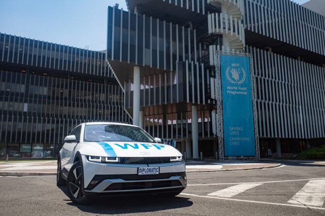 현대차는 UN 소속의 식량위기 대응 기구인 세계식량계획(WFP)에 아이오닉 5 차량 8대와 충전 인프라를 기증하고,기증 차량들이 구호 현장에서 활약하는 모습을 담은 영상을 공개했다./현대차 제공