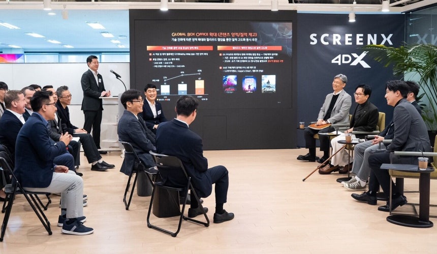 이재현 CJ그룹 회장이 직접 임직원들과 비전을 공유하는 등 소통 강화 행보에 적극적으로 나서고 있다.사진은 CJ 4D플렉스를 방문한 이재현 회장./CJ그룹 제공