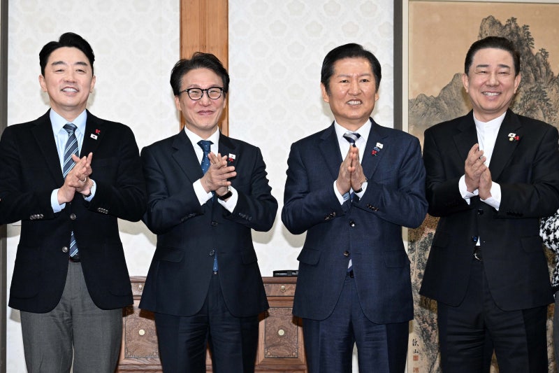 김민석 총리 “석화·<b>철강 구조개편</b> 불가피…근로자 보호 주력할 것”