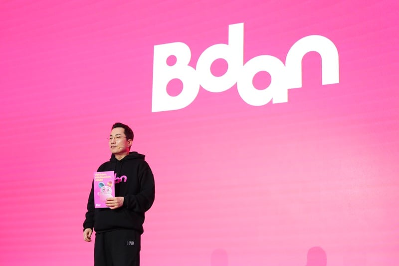 김상민 부산디지털자산거래소 비단(Bdan) 대표가 22일 시그니엘 부산에서 개최된 블록체인 위크 인 부산 2025 (BWB2025) 콘퍼런스에서 공식 캐릭터 '비바부(VIVABU)'를 소개하고 있다.(사진=BWB사무