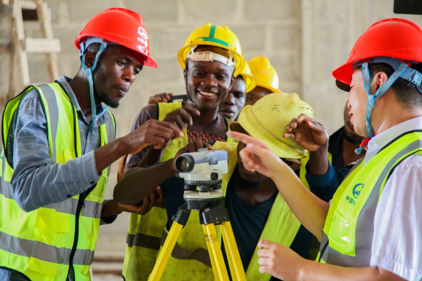 지난 11월11일 탄자니아 다르에스살람의 한 건설 현장에서 중국철도건창공정유한공사(CRJE) 동아프리카 법인의 중국인 강사가 탄자니아 노동자들에게 교육 중이다./ 신화=연합