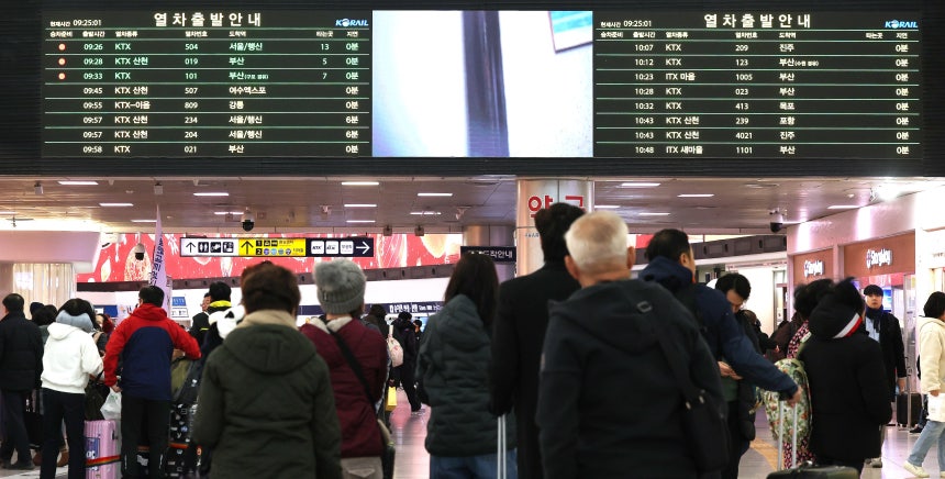 전국철도노동조합이 총파업을 유보한 23일 오전 서울역에서 열차가 정상 운행되고 있다./뉴스1