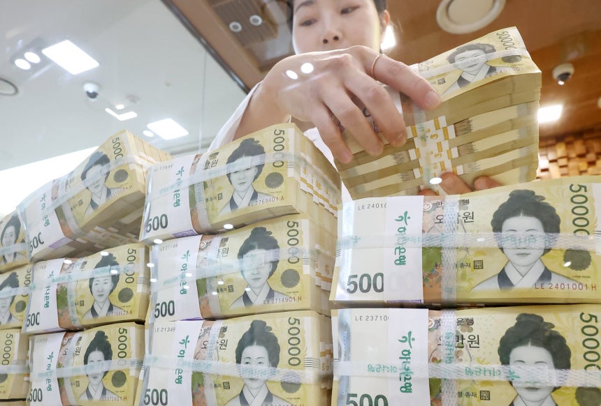 서울 중구 하나은행 위변조대응센터에서 직원이 5만원권을 정리하고 있다./뉴스1