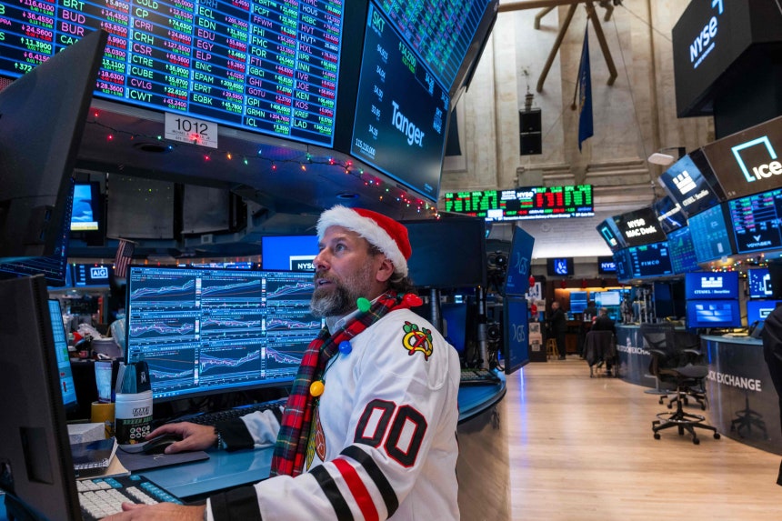 24일 크리스마스 연휴 전 단축된 거래일 동안 트레이더들이 뉴욕증권거래소(NYSE) 현장에서 작업하고 있다./연합뉴스