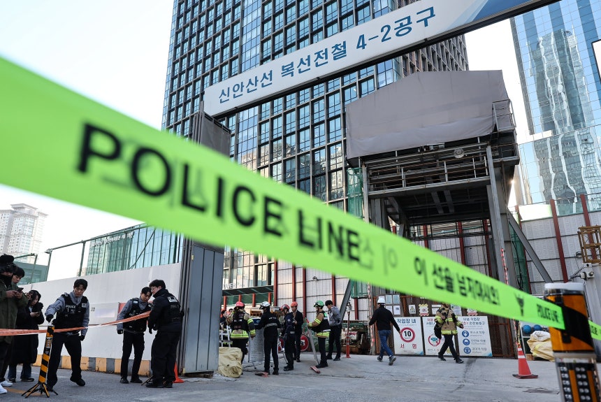 18일 오후 1시 22분쯤 서울 여의도 신안산선 복선전철 지하 공사 현장에서 사고가 발생해 소방대원과 경찰이 사고 수습을 하고 있다.이번 사고로 최소 2명이 다쳤으며 소방 당국은 장비 23대와 인력 88명을 동원해