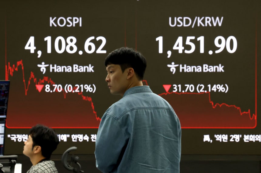 코스피 지수가 하락 마감한 24일 서울 중구 하나은행 본점 딜링룸 현황판에 전장보다 8.70포인트(0.21%) 하락한 4108.62를 나타내고 있다./뉴스1