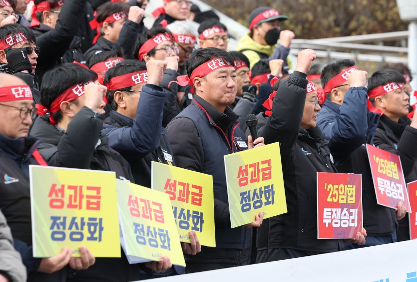  전국철도노동조합이 19일 서울역 앞에서 연 파업 돌입 긴급 기자회견에서 조합원들이 구호를 외치고 있다./ 연합뉴스