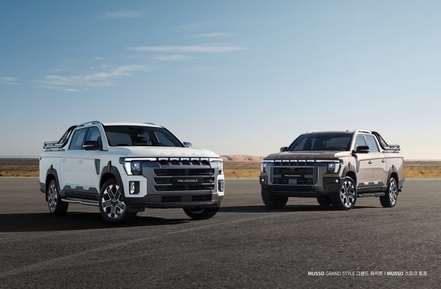 KG모빌리티 차세대 픽업 '무쏘'(오른쪽)와 전면 디자인을 차별화한 '무쏘 그랜드 스타일'(왼쪽)./KG모빌리티 제공