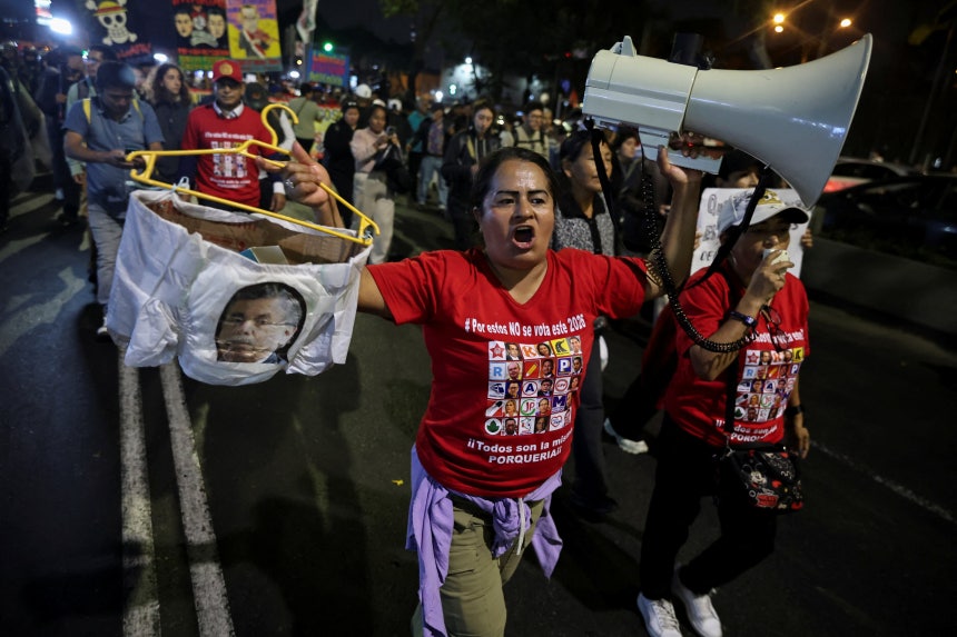 지난달 14일 페루 리마에서 청년단체 'Z세대'가 주최한 시위에 참여한 시위대가 행진하고 있다./연합뉴스.