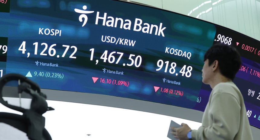 지난 24일 서울 중구 하나은행 딜링룸 전광판에 코스피 개장 시황이 나타나고 있다./뉴스1