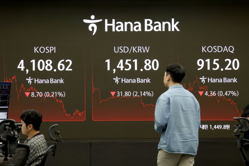 코스피 지수가 하락 마감한 24일 서울 중구 하나은행 본점 딜링룸 현황판에 전장보다 8.70포인트(0.21%) 하락한 4,<a href=