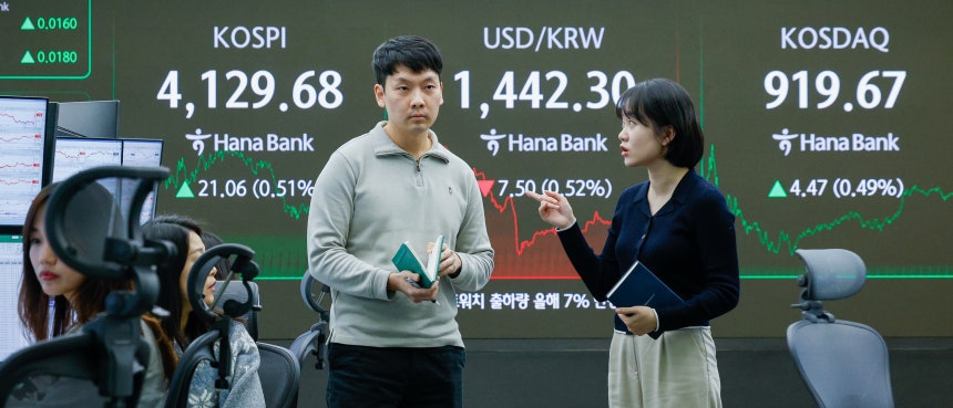 26일 오후 서울 중구 하나은행 딜링룸 전광판에 코스피,코스닥 종가와 원·달러 환율이 나오고 있다./뉴스1