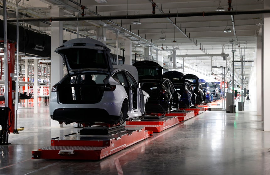 지난 2022년 4월 미 텍사스주 오스틴의 테슬라 조립공장에서 전시된 차량들 / AP=연합