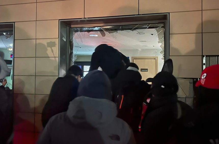 윤석열 대통령에 대한 구속영장이 발부되자 서울 서부지법에 지지자들이 진입해 난동을 부리고 있다./뉴스1