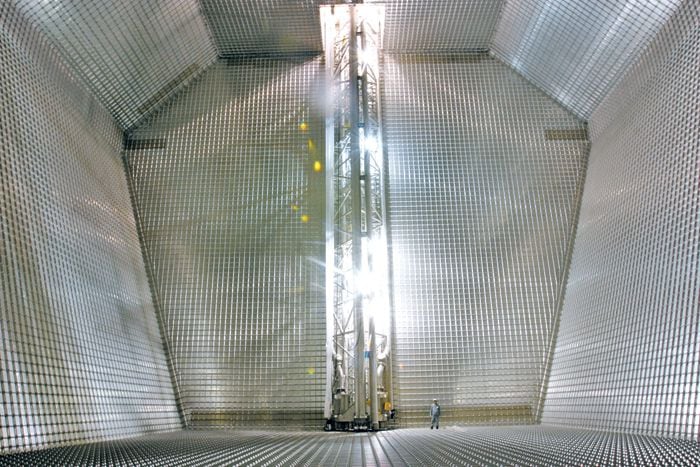 프랑스 업체 GTT의 원천 기술을 적용해 만든 LNG운반선의 멤브레인형 화물 탱크 내부 모습./현대중공업 제공