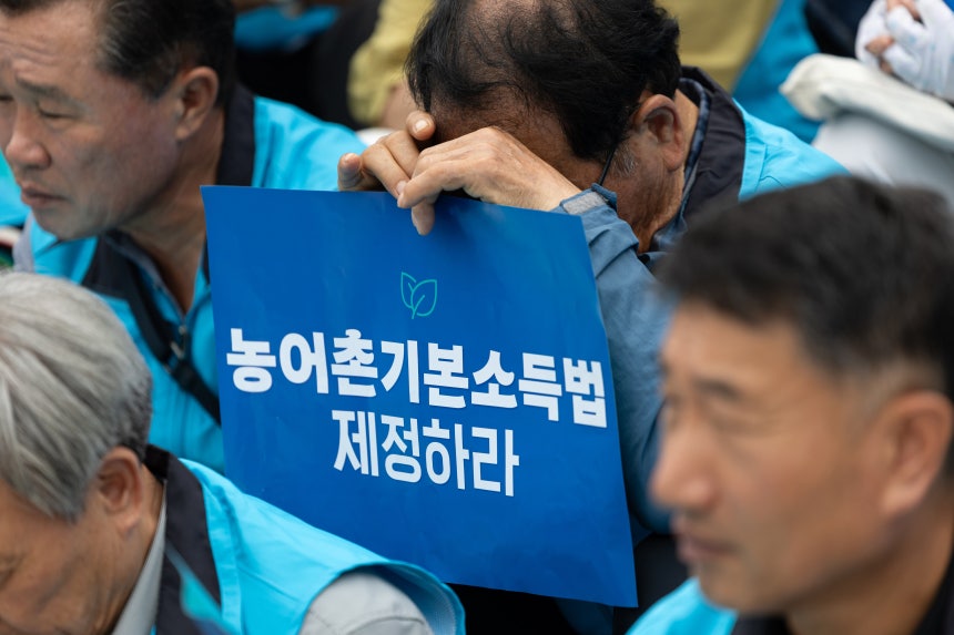 지난 9월 12일 서울 여의도 국회에서 열린 '농어촌기본소득 입법 촉구 500인 기자회견'에서 참가자들이 농어촌 기본소득법 제정을 촉구하고 있다./뉴스1