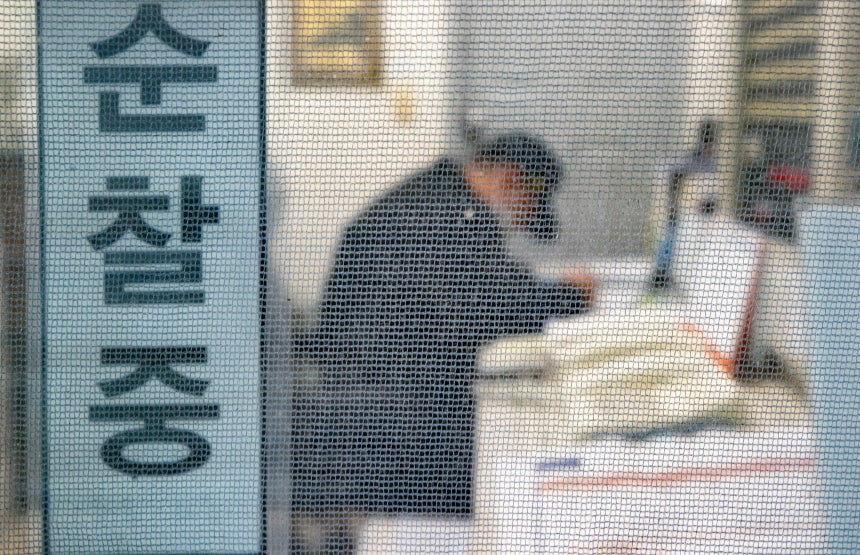 서울의 한 아파트단지에서 경비원이 업무를 보고 있다.(사진은 기사 내용과 무관함) /뉴스1