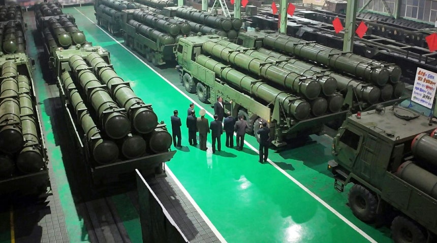 북한 노동당 기관지 노동신문은 30일 "김정은 동지께서 12월 28일 중요군수공업기업소를 방문하시고 무기전투기술기재생산 실태를 료해(점검)했다"라고 보도했다./평양 노동신문.뉴스1 