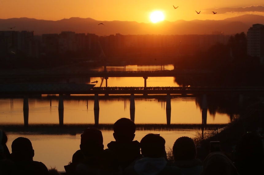 지난 1일 오전 대구 동구 국립신암선열공원 전망대를 비롯해 아양교와 아양기찻길 등 금호강 인근을 찾은 시민들이 희망찬 2025년 새해 첫 일출을 맞이하고 있다./뉴스1