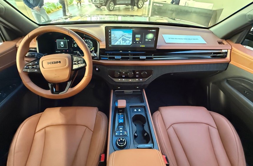 KG모빌리티가 내년 1월 출시하는 신형 픽업 '무쏘'의 내부./이윤정 기자