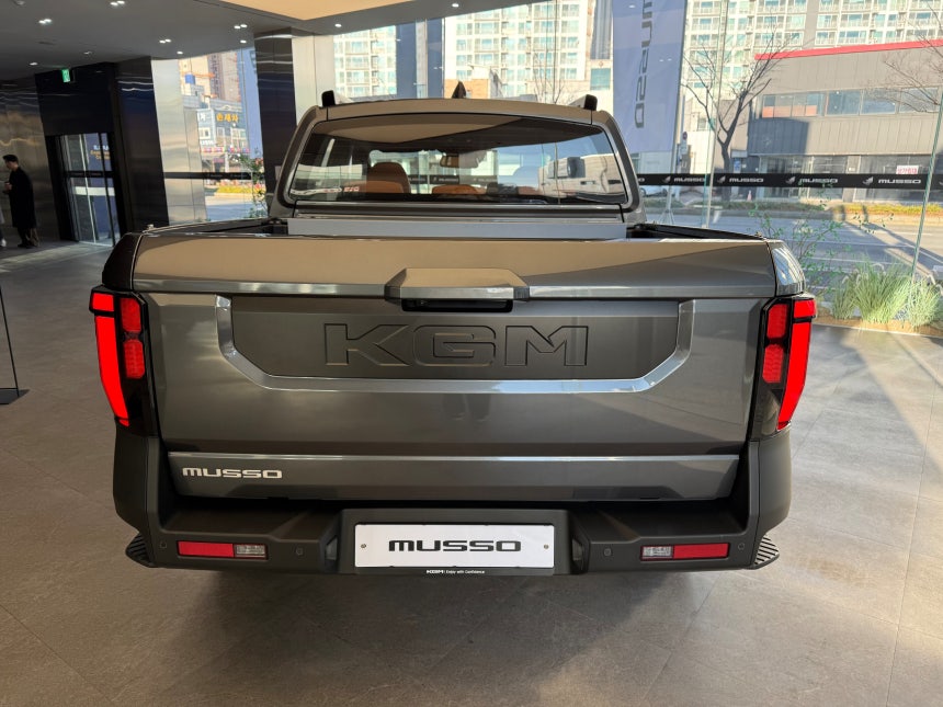 KG모빌리티가 내년 1월 출시하는 신형 픽업 '무쏘'의 후면부.대형 KGM 레터링이 새겨져 있다./이윤정 기자