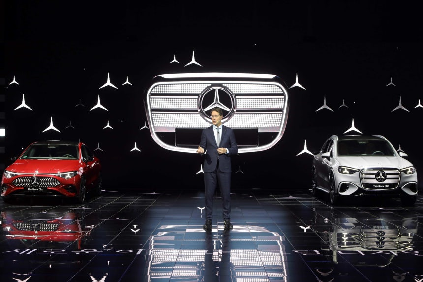 메르세데스-벤츠 그룹 AG 올라 칼레니우스 CEO가 지난해 11월 인천 파라다이스시티에서 진행된 '메르세데스-벤츠 미래 전략 간담회'에서 브랜드의 차세대 전동화 모델들을 소개하고 있다.좌측부터 디 올-뉴 일렉트릭 