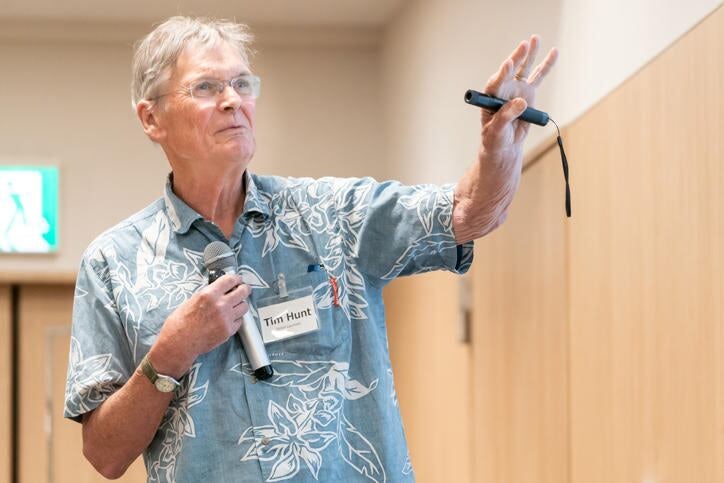 2001년 노벨생리의학상 수상자인 팀 헌트 프랜시스 크릭 연구소 명예교수가 일본 게이오대에서 강연하고 있다./게이오대