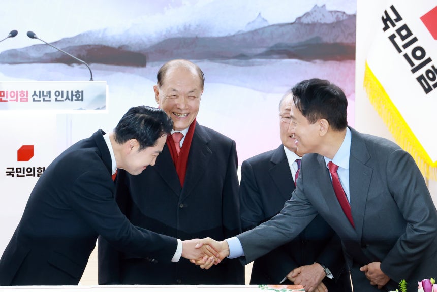 국민의힘 장동혁 대표와 오세훈 서울시장이 1일 서울 여의도 중앙당사에서 열린 신년인사회에 참석해 새해 인사를 나누고 있다. 가운데는 상임고문인 황우여 전 비상대책위원장./연합뉴스