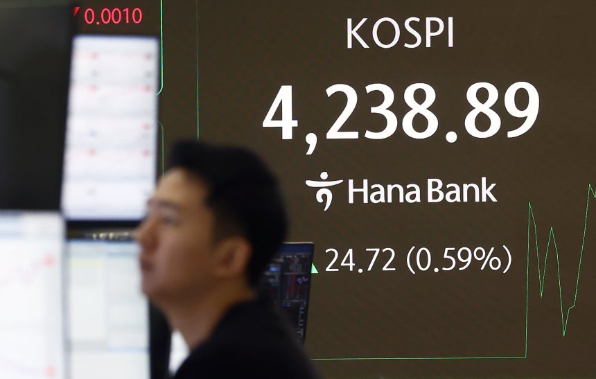코스피가 새해 첫 거래일에 4230선을 돌파하며 장중 사상 최고치를 경신한 2일 오전 서울 중구 하나은행 딜링룸 전광판에 코스피 지수가 나오고 있다./뉴스1