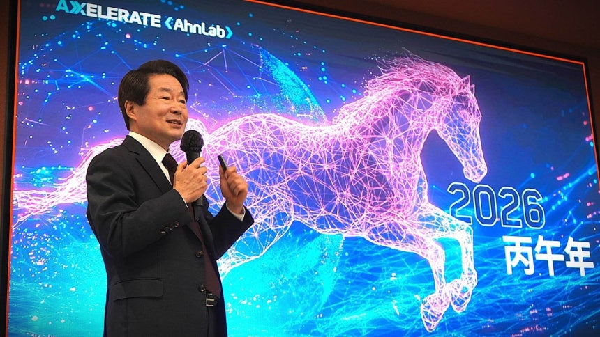 강석균 안랩 대표가 2일 시무식 행사에서 AI 대전환 시대와 빠르게 변화하는 시장 환경 속에서 지속적인 적응과 혁신을 위한 2026년 경영방침과 중점 과제를 발표했다./안랩 제공