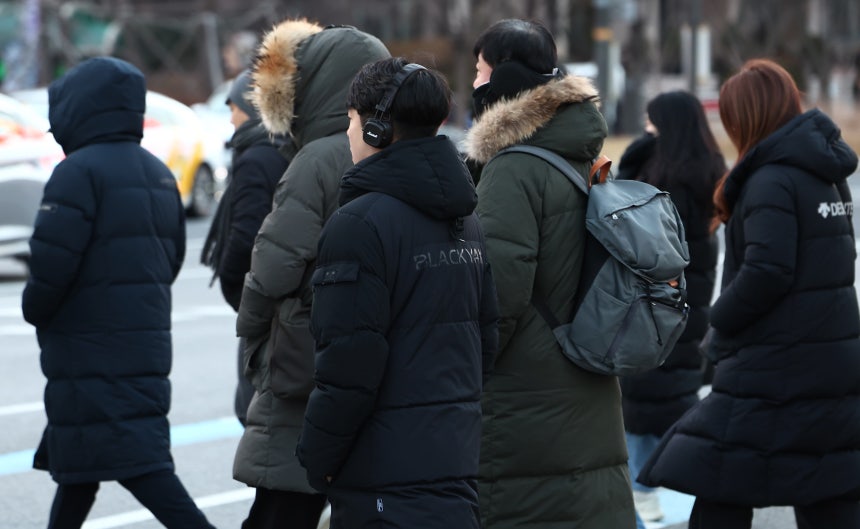 새해 첫 출근일인 2일 오전 서울 종로구 광화문 네거리에서 두꺼운 외투를 입은 시민들이 발걸음을 옮기고 있다./뉴스1