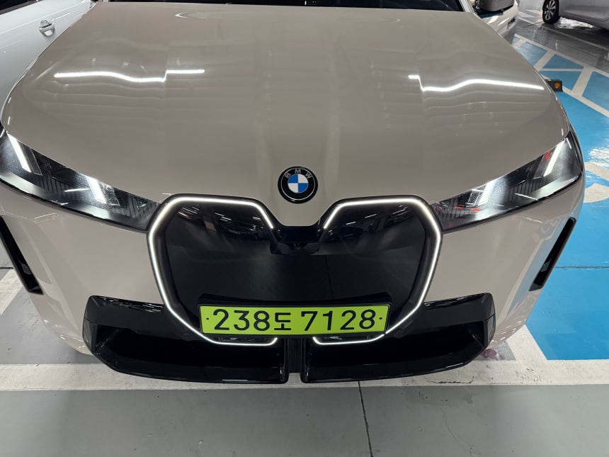 BMW 순수 전기 준대형 SUV‘뉴 iX.키드니 그릴 테두리가 빛나는 아이코닉 글로우 기능이 추가됐다./이윤정 기자